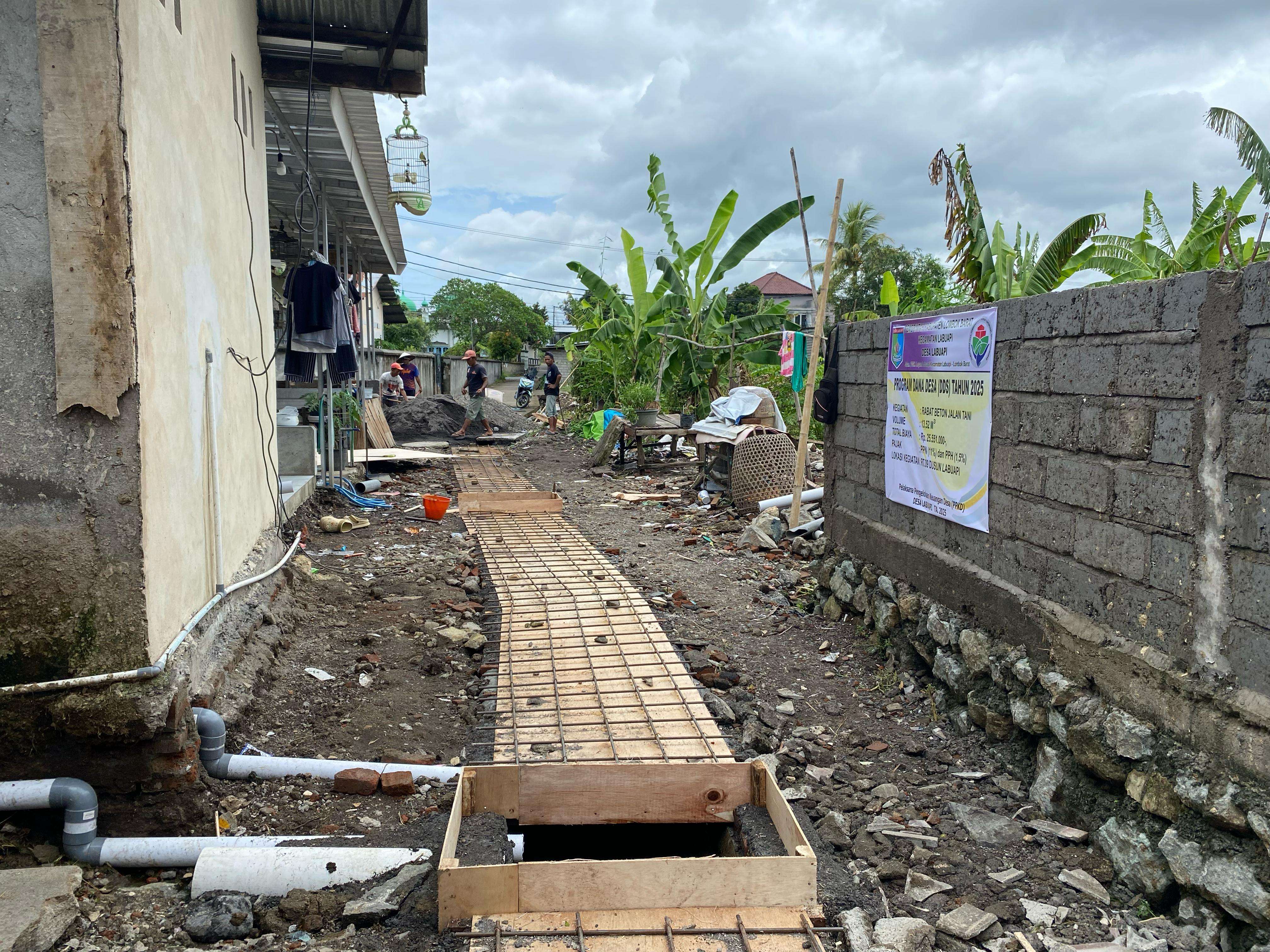 Pembangunan Rabat Jalan Tani di RT.09 (Selatan)